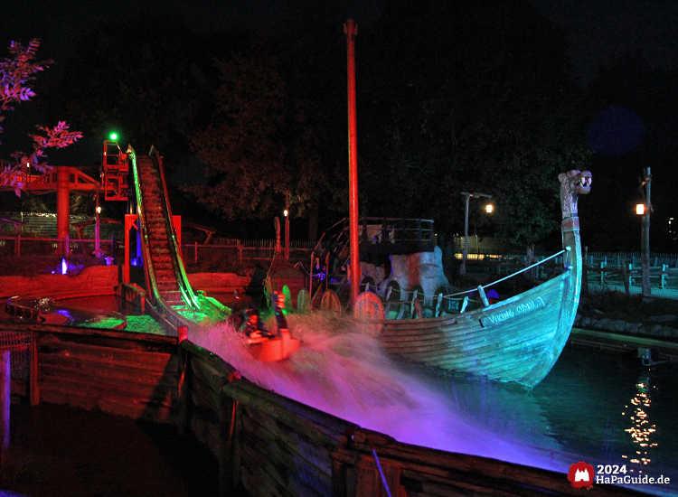 Sturmfahrt der Drachenboote - Beleuchtet während des Herbstzaubers am Meer