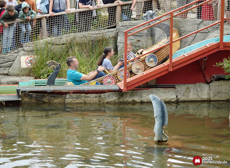Sturmfahrt der Drachenboote - Boot fährt auf den Lift auf