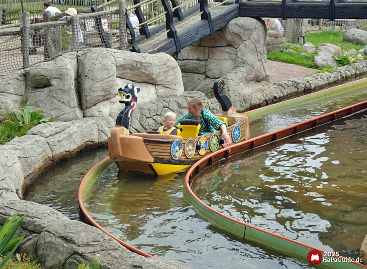 Sturmfahrt der Drachenboote - Frau mit Kind im Drachenboot