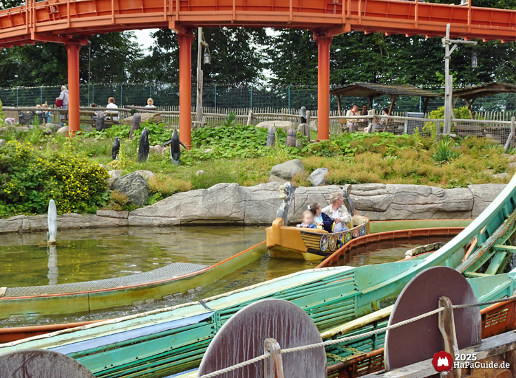 Sturmfahrt der Drachenboote - Ein vollbesetztes Boot treibt durch den Kanal