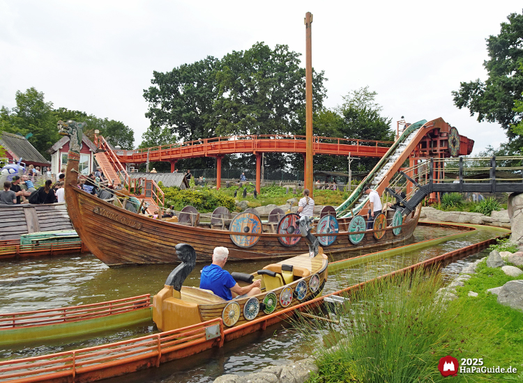 Sturmfahrt der Drachenboote - Vorbeifahrt am Wikingerschiff Viking Odin