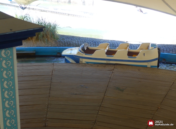 Ein leeres Boot an der Drehplattform