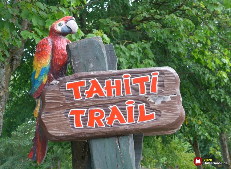 Ein Holzschild Tahiti Trail mit Papagei