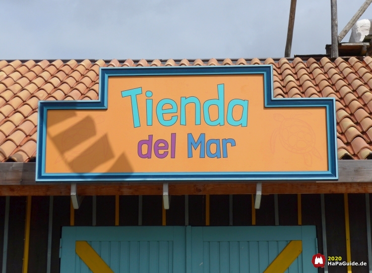 Ein großes Schild über dem Eingang markiert den Weg zur Tienda del Mar