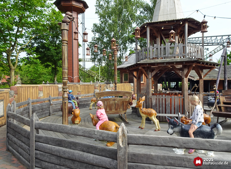 Tierkinder vom Peterhof - Kinder sitzen auf den unterschiedlichen Tieren