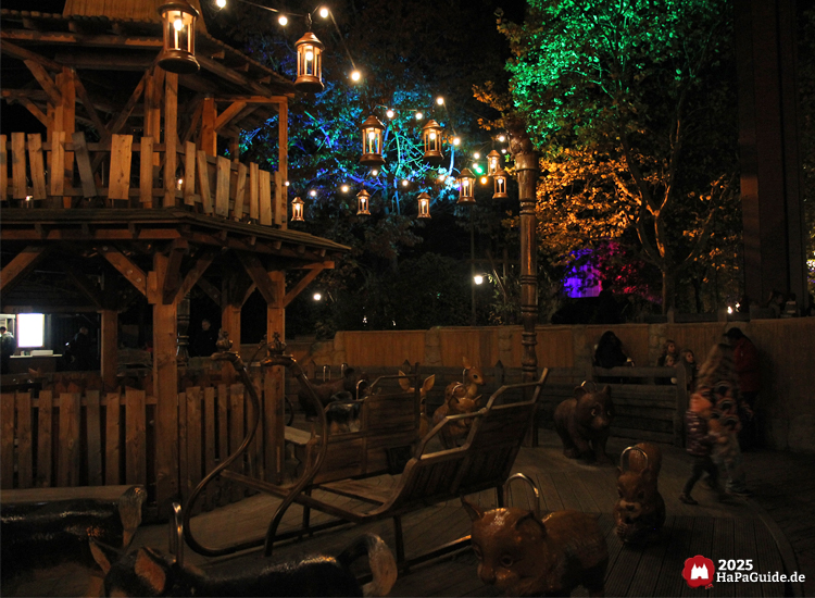 Tierkinder vom Peterhof - Bunt beleuchtete Bäume und Laternen