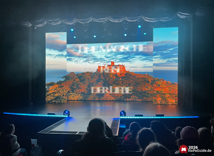 Varieté-Show - Über LED Screens wird in die Geschichte und Landschaft Cornwalls eingeführt