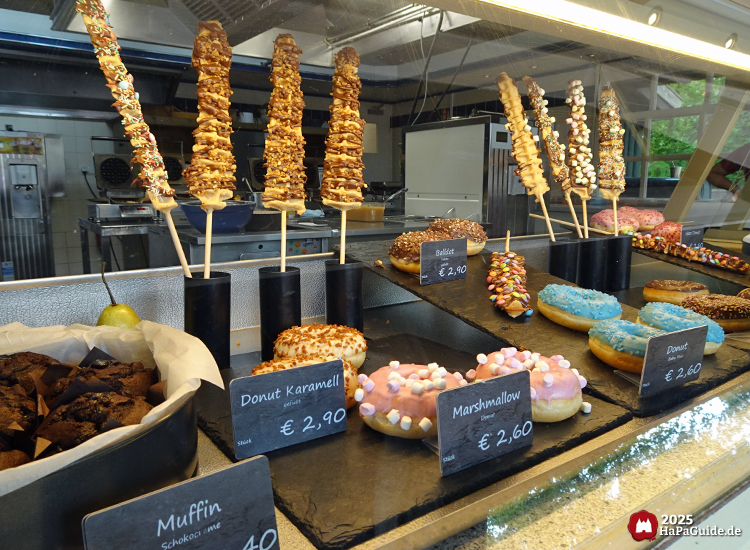 Waffelbackstube - Donuts und Waffel Sticks in der Auslage