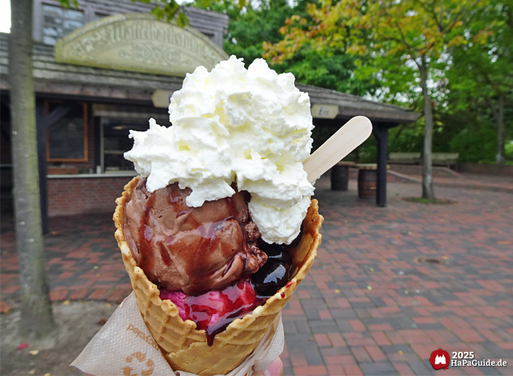 Waffelbackstube - Amarena Tüte mit Schlagsahne