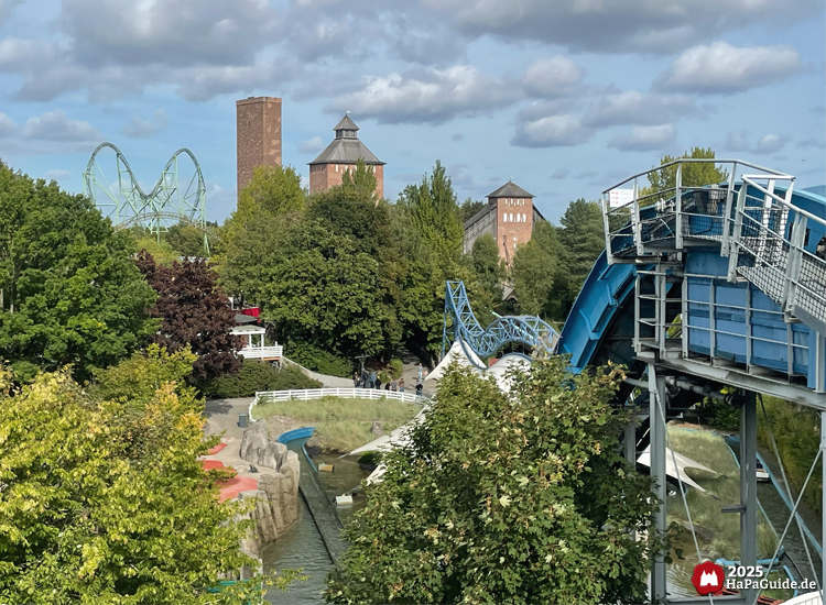 Wasserspaß - Blick aus dem oberen Kanal von Super Splash über die Skyline des Parks