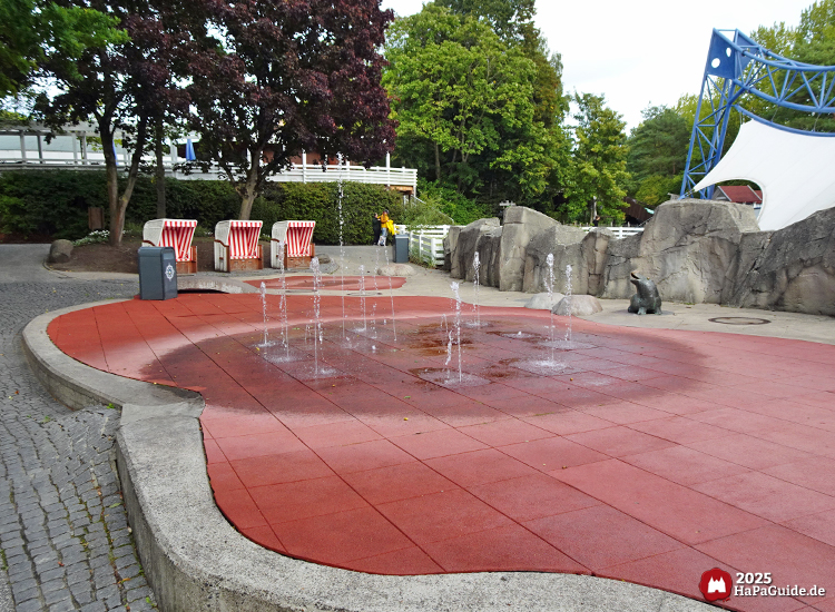 Wasserspielplatz Super Splash - Wasserfontänen vor drei Strandkörben