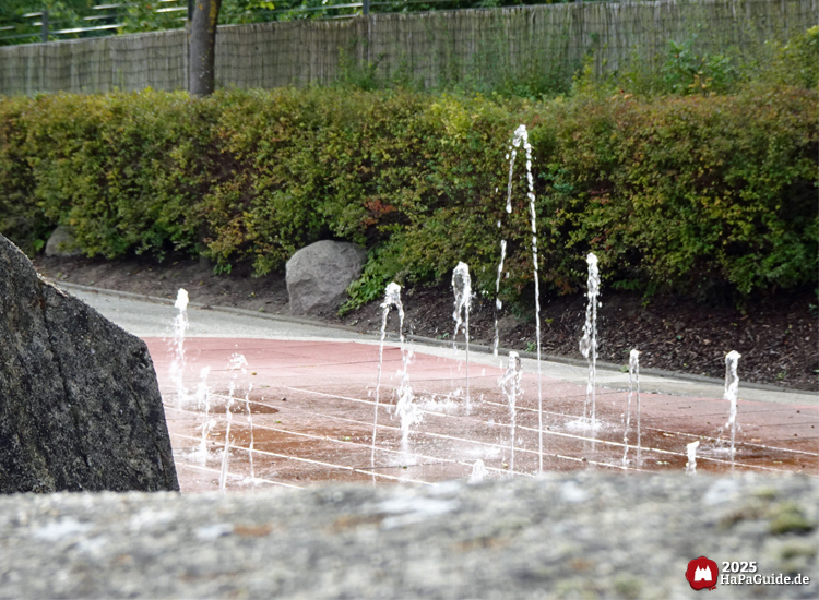Wasserspielplatz Super Splash - Aus dem Boden aufsteigende Wasserfontänen