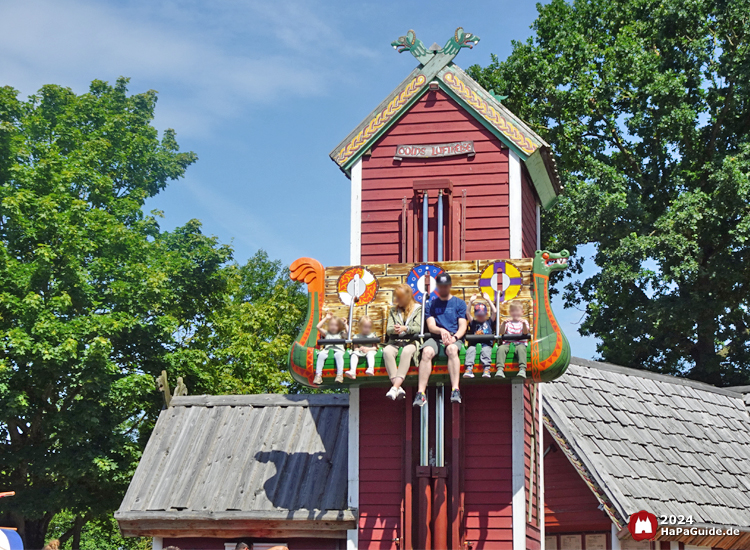 Wikingerland - Kinderfreifallturm als Drachenboot