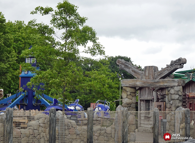 Wikingerland - Die Flying Orcas hinter einem Tor mit zwei Drachenköpfen