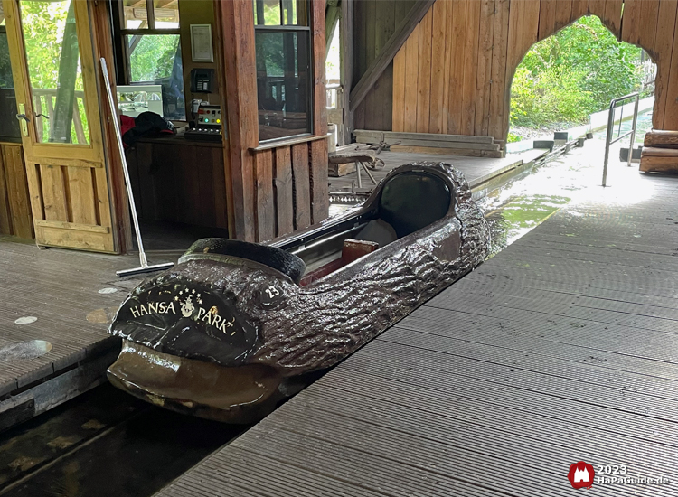 Ein Boot der Wildwasserfahrt - Der Wasserwolf am Ilmensee im Bahnhofsgebäude