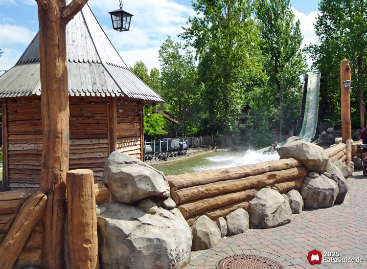 Wildwasserfahrt - Der Wasserwolf am Ilmensee - Hinter Holz und Fels taucht ein Boot ins Wasser ein