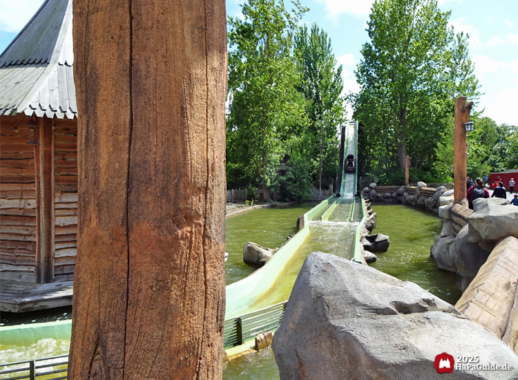 Wildwasserfahrt - Der Wasserwolf am Ilmensee - Schussfahrt hinter einem Holzbalken