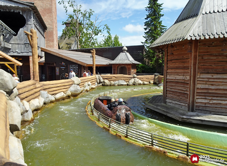 Wildwasserfahrt - Der Wasserwolf am Ilmensee - Boot durchfährt Kurve im Peterhof von Novgorod