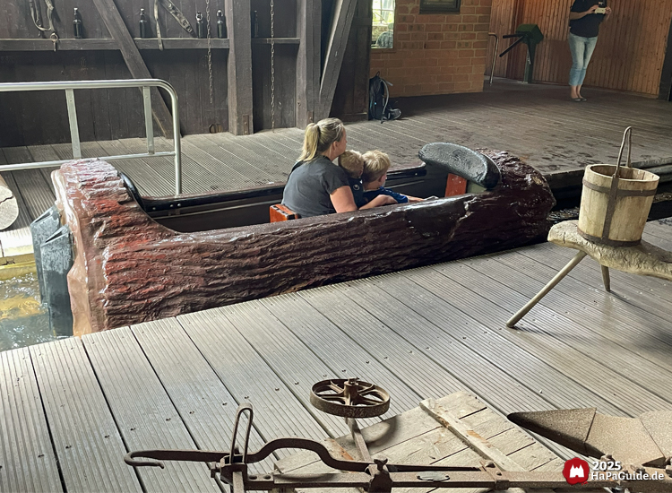 Wildwasserfahrt - Der Wasserwolf am Ilmensee - Boot fährt in die Station ein