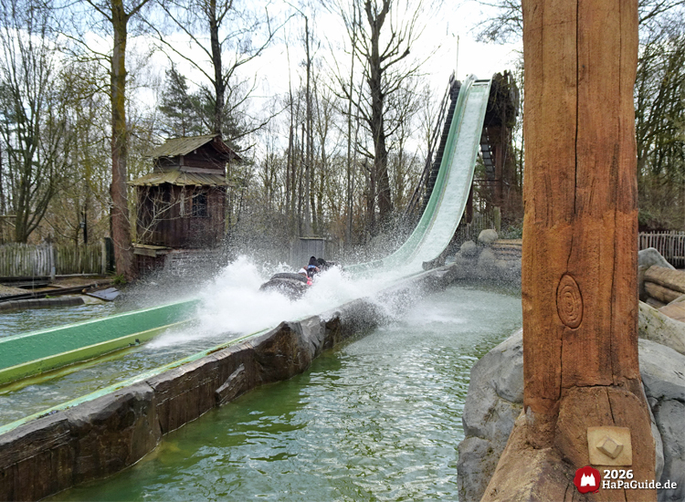 Wildwasserbahn im Hansa-Park mit herabstürzendem Boot und großem Splash