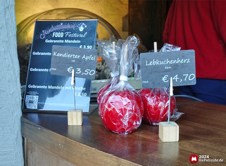 Zuckerwatte am Krantor von Danzig - Drei kandierte Äpfel und Preisschild Lebkuchenherz